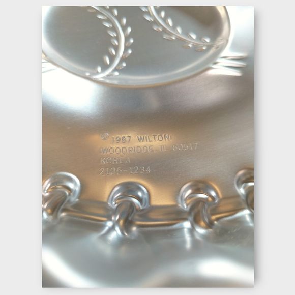 Wilton Kitchen Vtg Wilton 251234 Baseball Glove 2 Inch Cake Pan